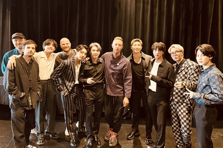 록밴드 콜드플레이와 그룹 방탄소년단이 함께 찍은 사진을 23일 오전 공식 트위터에 공개했다. 콜드플레이 공식 트위터