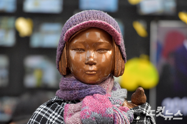지난 2019년 서울 종로구 옛 일본대사관 소녀상에 털모자가 씌워져 있다. 박종민 기자
