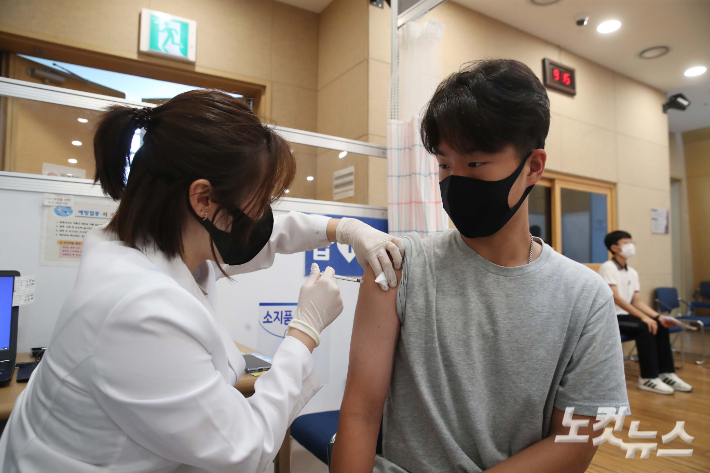 서울 양천구 해누리 타운에서 한 고3 학생이 코로나19 백신을 접종받고 있다. 사진공동취재단