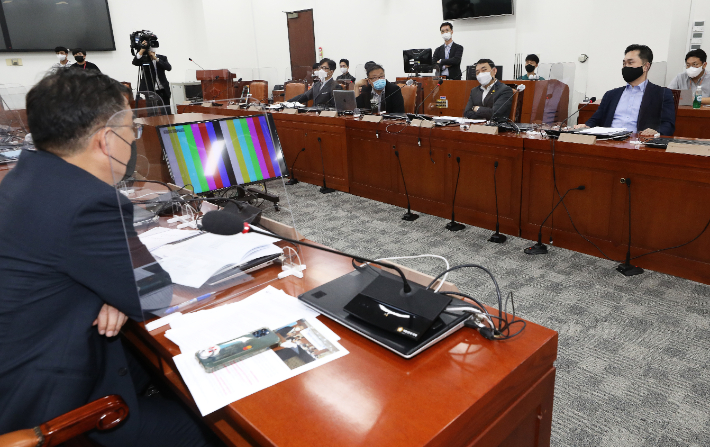 지난 23일 국회에서 열린 언론중재법 여야협의체 9차 회의에서 여야 의원들이 대화를 나누는 모습. 연합뉴스