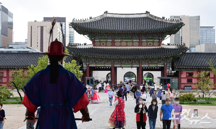 추석인 지난 21일 서울 경복궁을 찾은 시민들과 외국인 관광객들이 기념사진을 찍고 있다. 황진환 기자