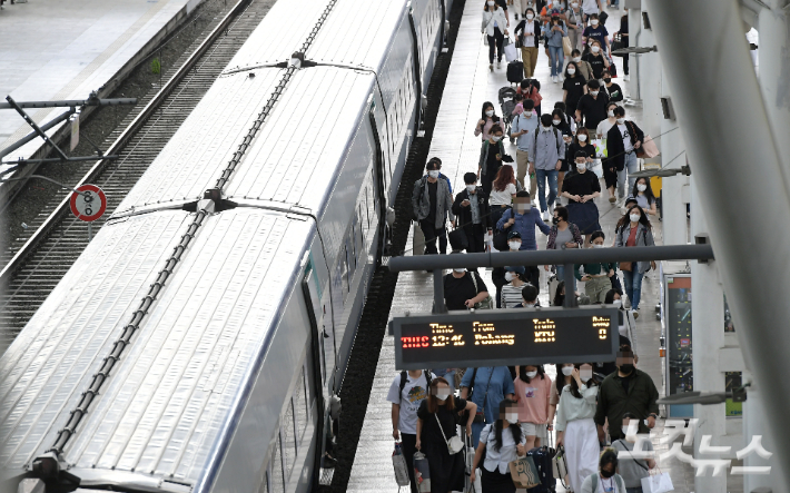 추석 연휴 마지막 날인 22일 오전 서울 용산구 서울역에서 귀경객들이 열차에서 내리고 있다. 이한형 기자