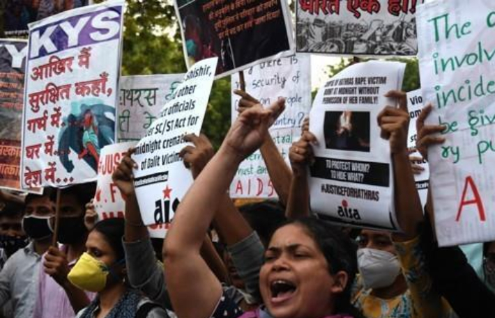 인도 뉴델리에서 성폭력 항의 시위를 벌이는 여성들. 연합뉴스