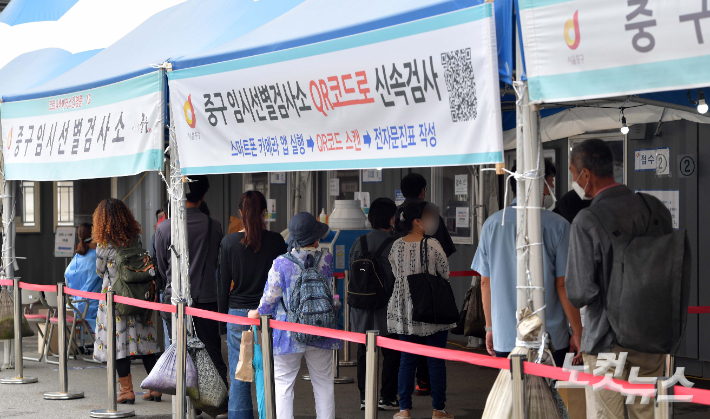 코로나19 신규 확진자 수가 3273명을 기록하며 처음으로 3000명을 넘어선 25일 서울역 임시선별검사소를 찾은 시민들이 검사를 받기 위해 줄을 서 있다. 박종민 기자