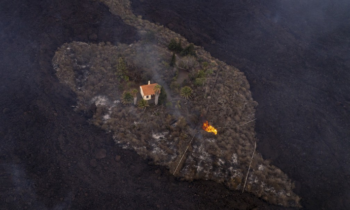 스페인령 카나리아제도 라팔마섬의 화산 폭발로 용암이 사방에 뒤덮인 가운데서도 상태를 보전한 주택의 모습. 연합뉴스