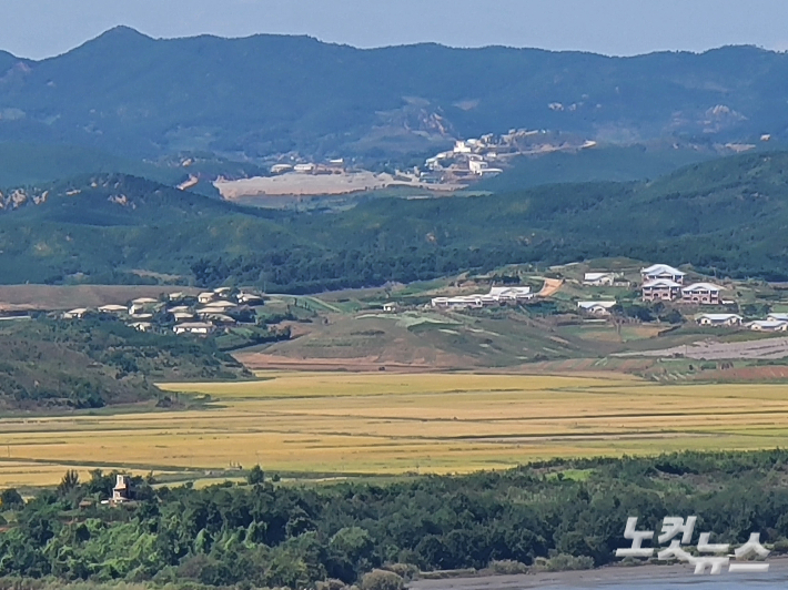 북한 개풍군 임한리의 가을 풍경. 황금물결의 논과 현대식으로 바뀐 가옥들이 보인다. 통일전망대=권영철 대기자