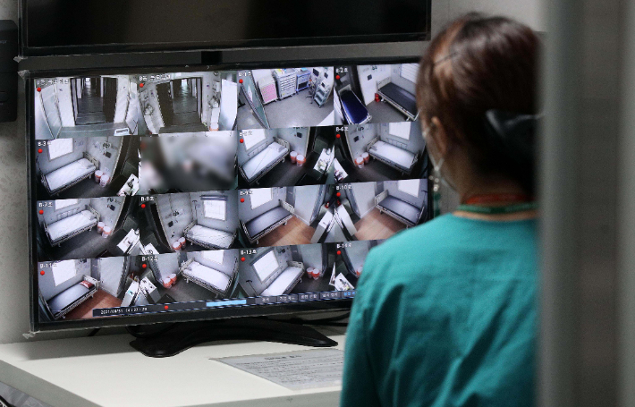 지난 8월 서울 은평구 서울시립서북병원 이동 음압병동에서 의료진이 CCTV를 바라보며 병실을 모니터하는 모습. 박종민 기자