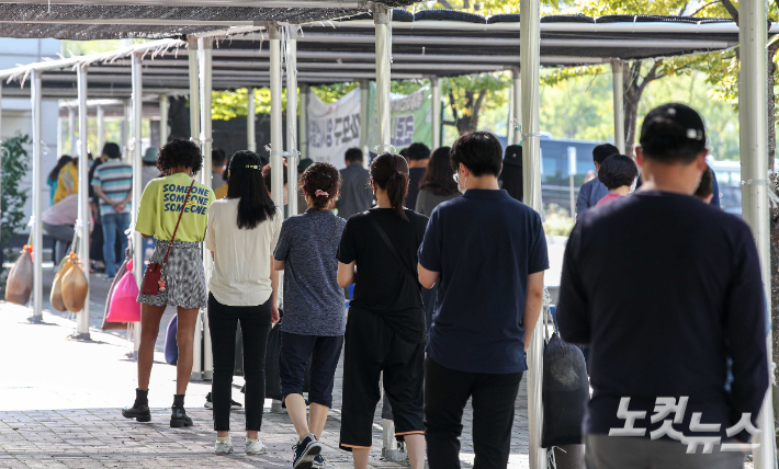 서울 마포구 서강대역에 마련된 임시선별검사소를 찾은 시민들이 검사를 받기 위해 줄을 서 있다. 박종민 기자
