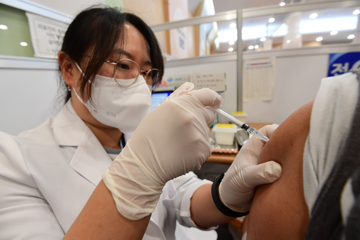 서울 양천구 예방접종센터에서 시민들이 코로나19 백신을 접종하고 있다. 황진환 기자