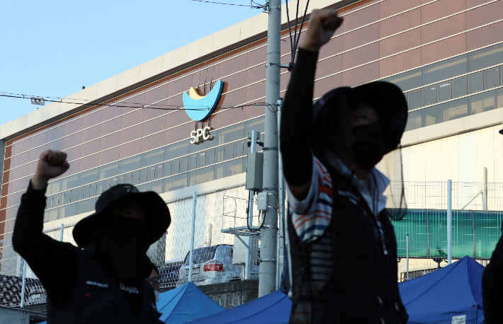 민주노총 화물연대 조합원들이 SPC삼립 청주공장 앞에서 농성을 벌이고 있다. 연합뉴스