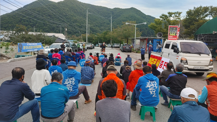 경북 성주 사드 기지 자재 반입…사드반대단체 "사드 배치 절차 중단하라"