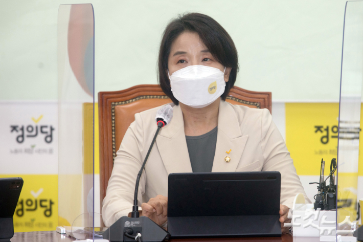 정의당 의원총회에서 이은주 의원이 발언을 하고 있다. 윤창원 기자