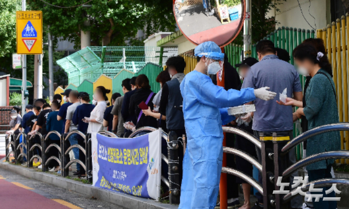 지난 27일 오전 서울 구로구보건소에 마련된 선별진료소에서 의료진이 시민들을 안내하고 있다. 황진환 기자