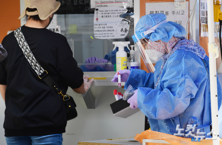 지난 27일 서울 구로구보건소에 마련된 선별진료소에서 의료진이 검체키트를 정리하고 있다. 황진환 기자