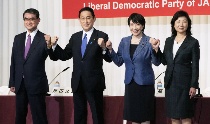 지난 17일 오후 도쿄 자민당 본부에서 열린 당 총재 선거 후보 공동 기자회견에서 4명의 후보가 나란히 서있다. 왼쪽부터 고노 다로, 기시다 후미오, 다카이치 사나에, 노다 세이코. 연합뉴스
