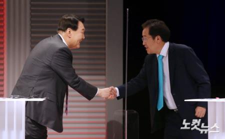 국민의힘 대선 경선후보자 토론회, 인사하는 윤석열-홍준표