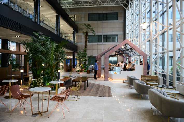 휴게와 커뮤니티 공간으로 새롭게 구성된 아트리움 공간. RIST제공