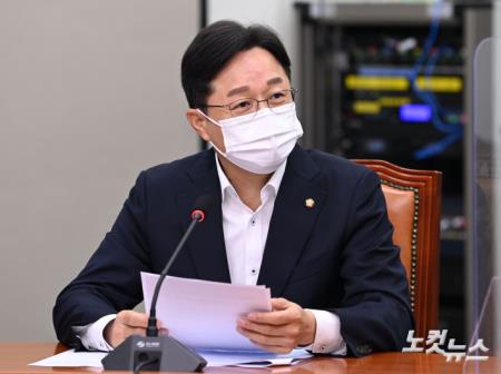 발언하는 강병원 최고위원