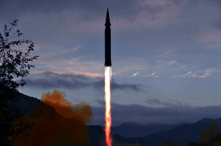 북한이 28일 발사하고 29일 공개한 화성-8형 미사일 발사 모습. 뉴스1 제공
