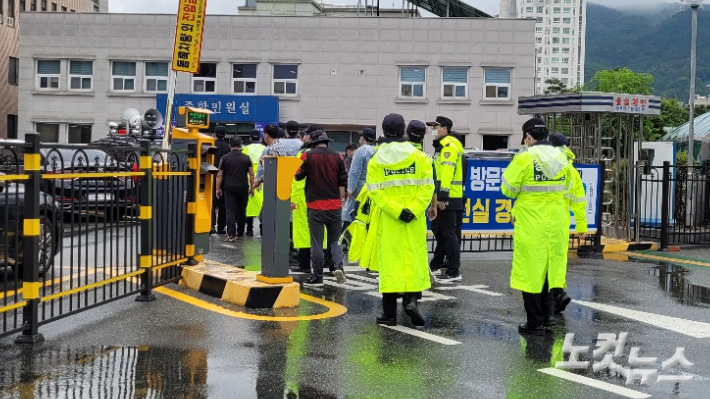 민주노총 화물연대 조합원들이 29일 경찰서로 연행되고 있다. 최범규 기자