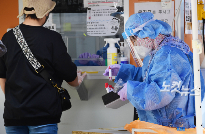 서울 구로구보건소에 마련된 선별진료소에서 의료진이 검체키트를 정리하고 있다. 황진환 기자