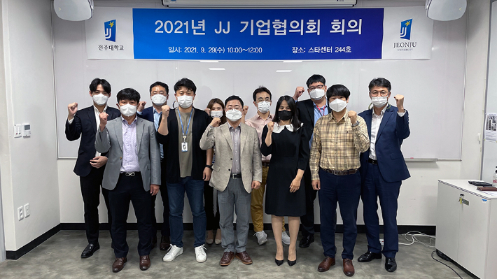 전주대학교 대학일자리플러스센터는 지난 29일 도내 우수기업과 함께 산학협력을 통한 기업 연계 공동 프로그램 기획 및 지역 청년 일자리 미스매치 해소를 위한 기업협의회를 구축하고 회의를 가졌다. 전주대 제공