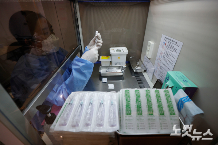 서울 용산구 예방접종센터에서 의료진이 백신 분주작업을 하고 있다. 황진환 기자