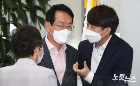 긴급 기자회견 앞서 대화하는 이준석-김도읍