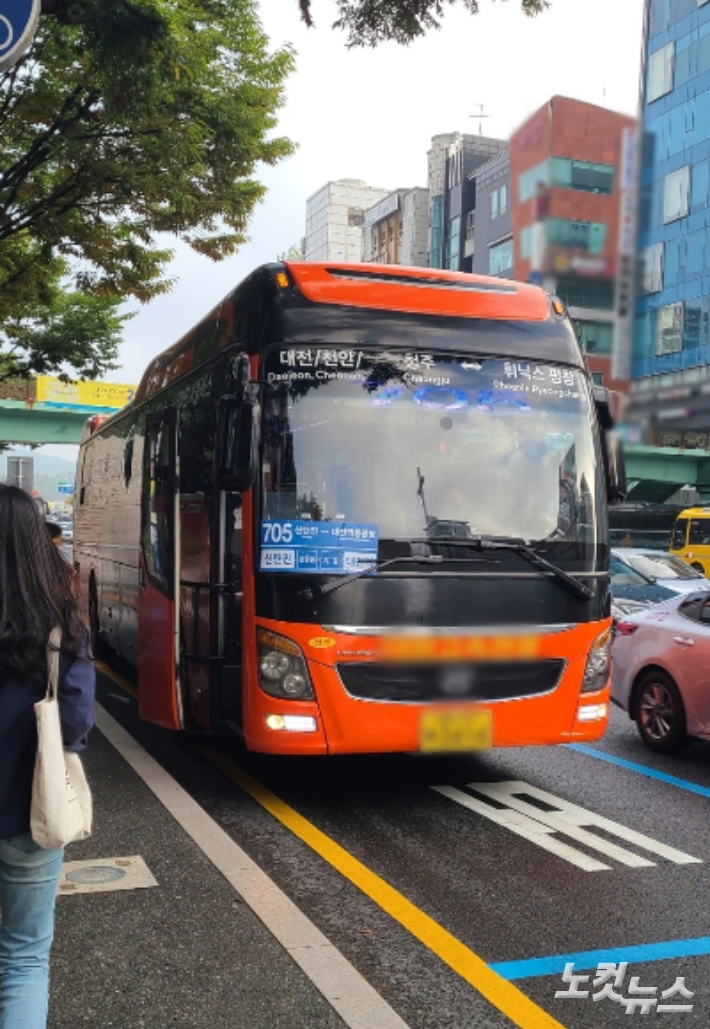 대체 버스로 투입된 전세버스가 버스 노선 번호를 단 채 운행하고 있다. 김정남 기자