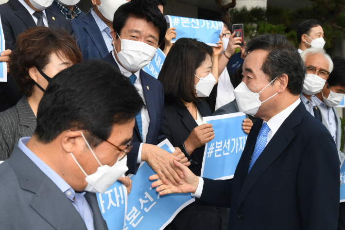 경기지역 의원들과 악수하는 이낙연 전 대표의 모습. 연합뉴스