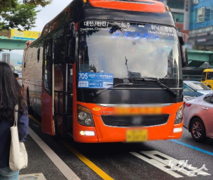 14년 만의 대전 시내버스 파업이 하루 만인 30일 종료됐다. 대전시는 이 날 전세버스 등을 대체버스로 투입했다. 김정남 기자