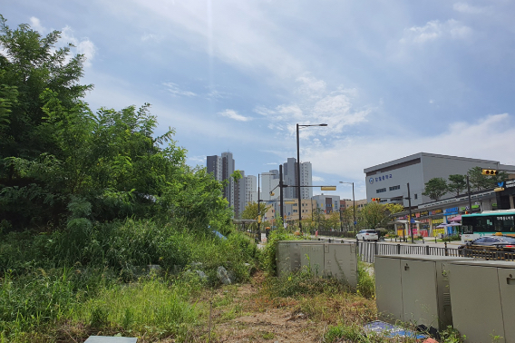 하나님의교회가 건축 허가를 신청한 감일지구 종교5부지 인근 모습. 바로 건너편에 중학교와 초등학교가 위치해 있다. 인근 학교 학교운영위원회는 "해당 부지가 학교환경위생정화구역"이라며 "학생들의 학습환경을 크게 저해할 것"이라며 반대했다.