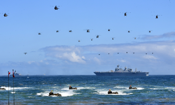 상륙함에서 출발해 해안을 향해 다가가는 해병대 상륙돌격장갑차와 헬기 편대. 국방부 제공