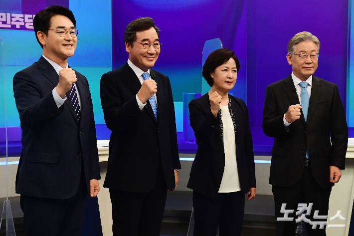 더불어민주당 대선 경선 후보들이 30일 서울 중구 TV조선에서 열린 방송토론회에 앞서 기념촬영을 하고 있다. 왼쪽부터 박용진, 이낙연, 추미애, 이재명 후보. 국회사진취재단