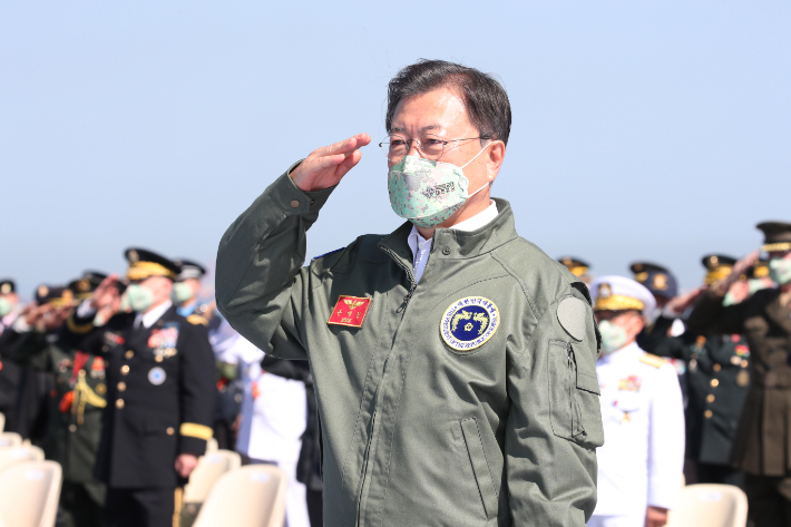 [Breaking News] President Moon "must innovate with the determination to cut bones for military human rights" thumbnail