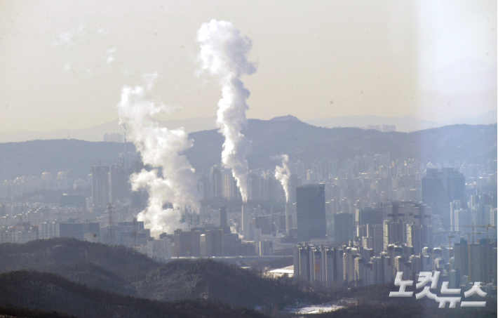 올1월 한파경보 속 서울 송파구 롯데월드타워 전망대 서울스카이에서 바라본 도심의 빌딩들이 난방으로 인한 수증기를 내뿜은 모습. 이한형 기자