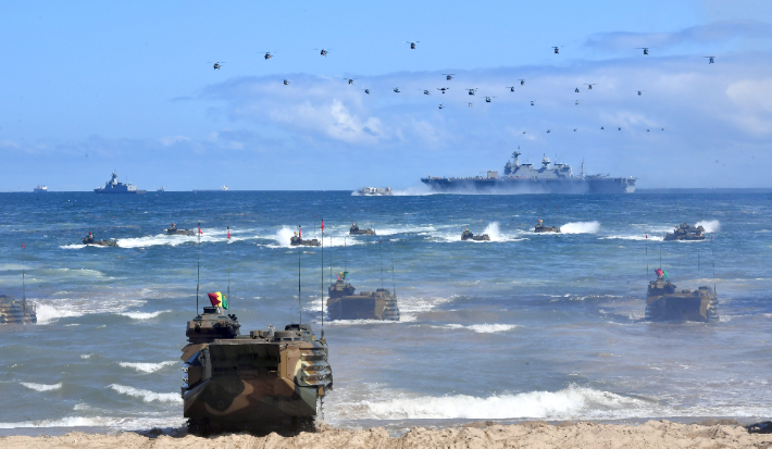 국군의 날 행사에서 해안을 향해 돌격하는 해병대 상륙돌격장갑차들과 헬기 편대. 국방부 제공
