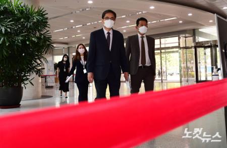 사퇴 기자회견 위해 국회 들어선 곽상도 의원