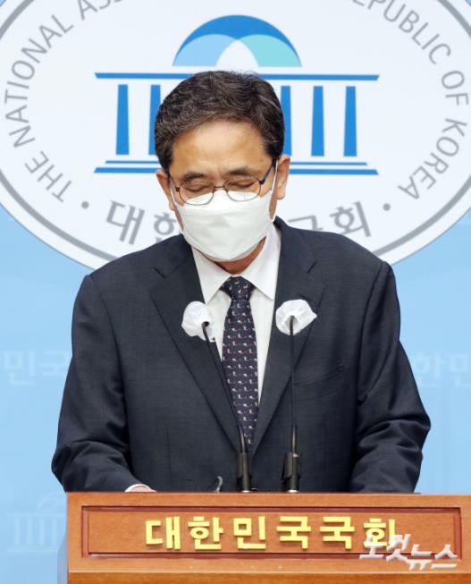 고개숙인 곽상도 "의원직 사퇴"