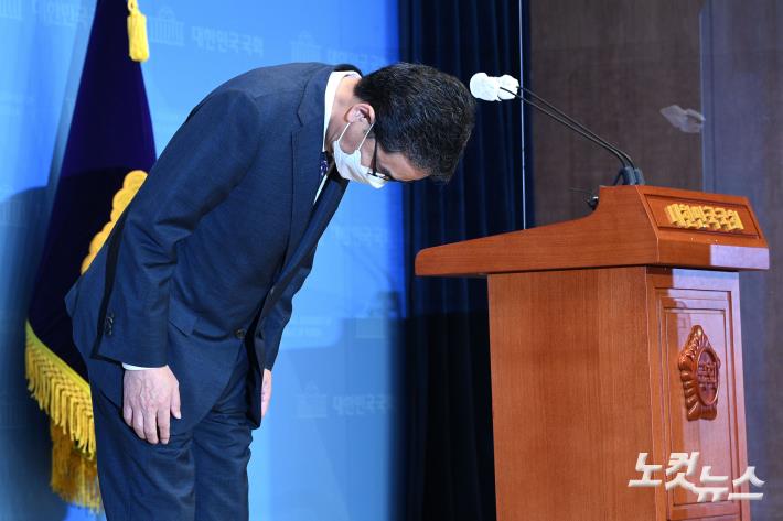 고개숙인 곽상도 "의원직 사퇴"