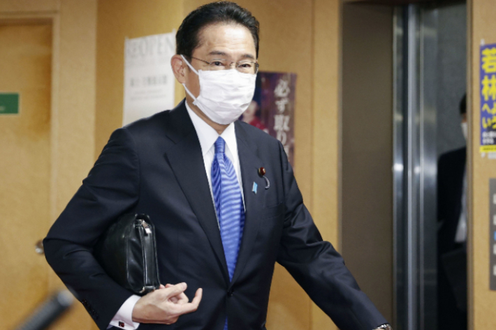 기시다 후미오(岸田文雄) 자민당 총재가 일본 총리 선출을 몇 시간 앞둔 4일 오전 도쿄 소재 자민당 본부로 들어가고 있다. 연합뉴스