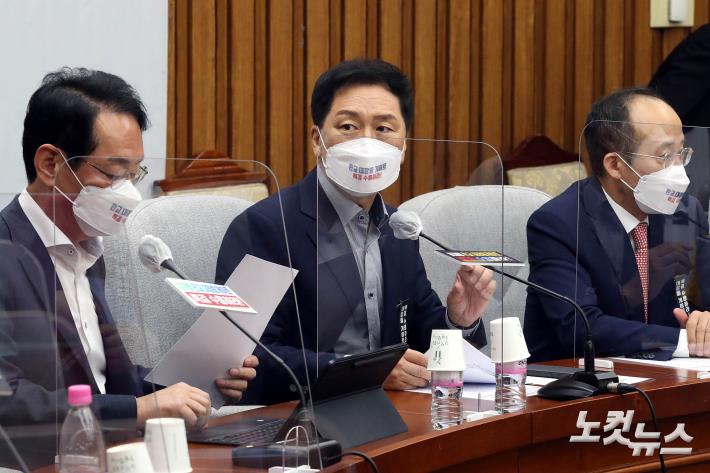 국감대책회의 발언하는 김기현 원내대표