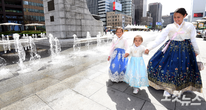 서울 광화문광장에서 한복을 입은 외국인 관광객들이 나들이를 즐기고 있다.