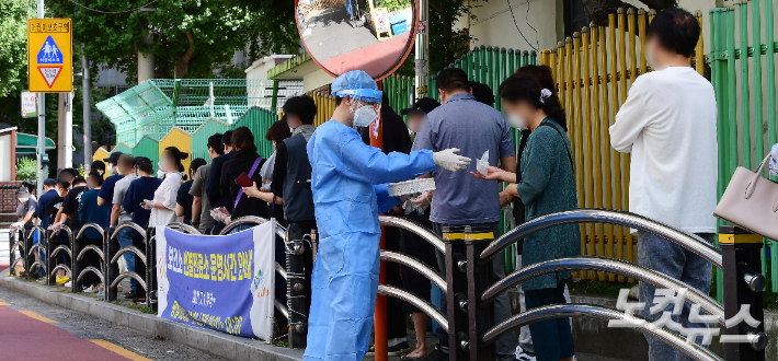 서울 구로구보건소에 마련된 선별진료소에서 시민들이 검사를 받기 위해 줄서 기다리고 있다. 황진환 기자