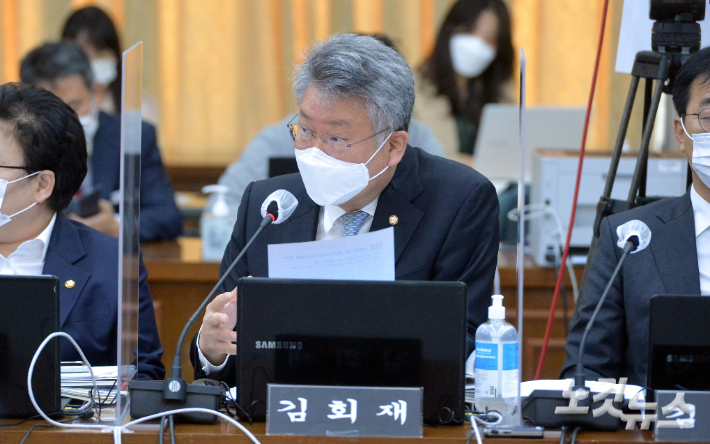 더불어민주당 김회재 의원이 국정감사에서 질의하고 있다. 사진공동취재단