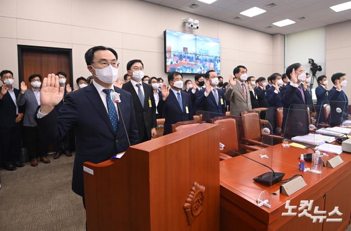 선서하는 문승욱 산업통상자원부 장관과 피감기관장들
