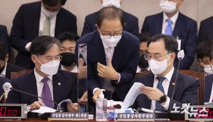관계자와 대화하는 문승욱 산업통상자원부 장관
