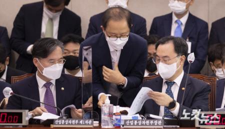 관계자와 대화하는 문승욱 산업통상자원부 장관