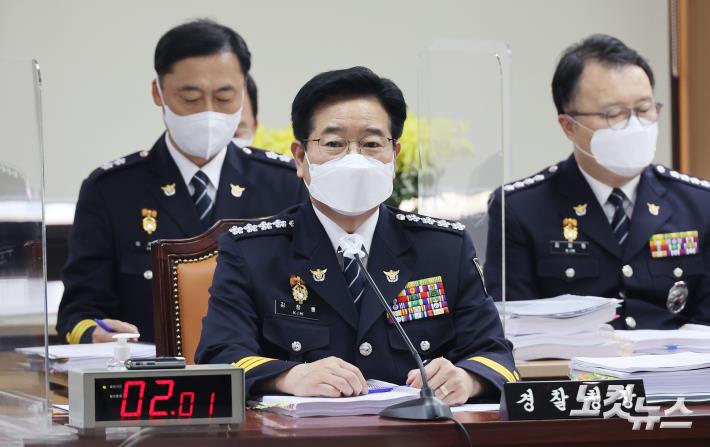 경찰청 국감, 대장동 관련 질문받는 김창룡 경찰청장