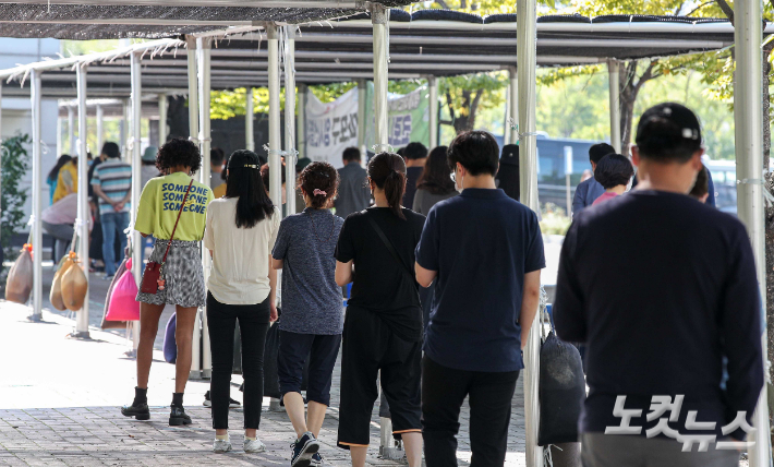 코로나19 임시선별검사소를 찾은 시민들이 검사를 받기 위해 줄을 서 있다. 박종민 기자